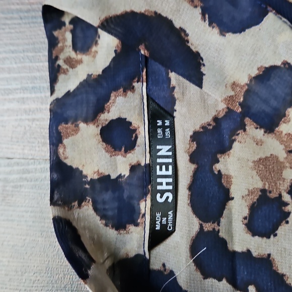 Chic Leopard Print Blouse - Picture 3 of 4